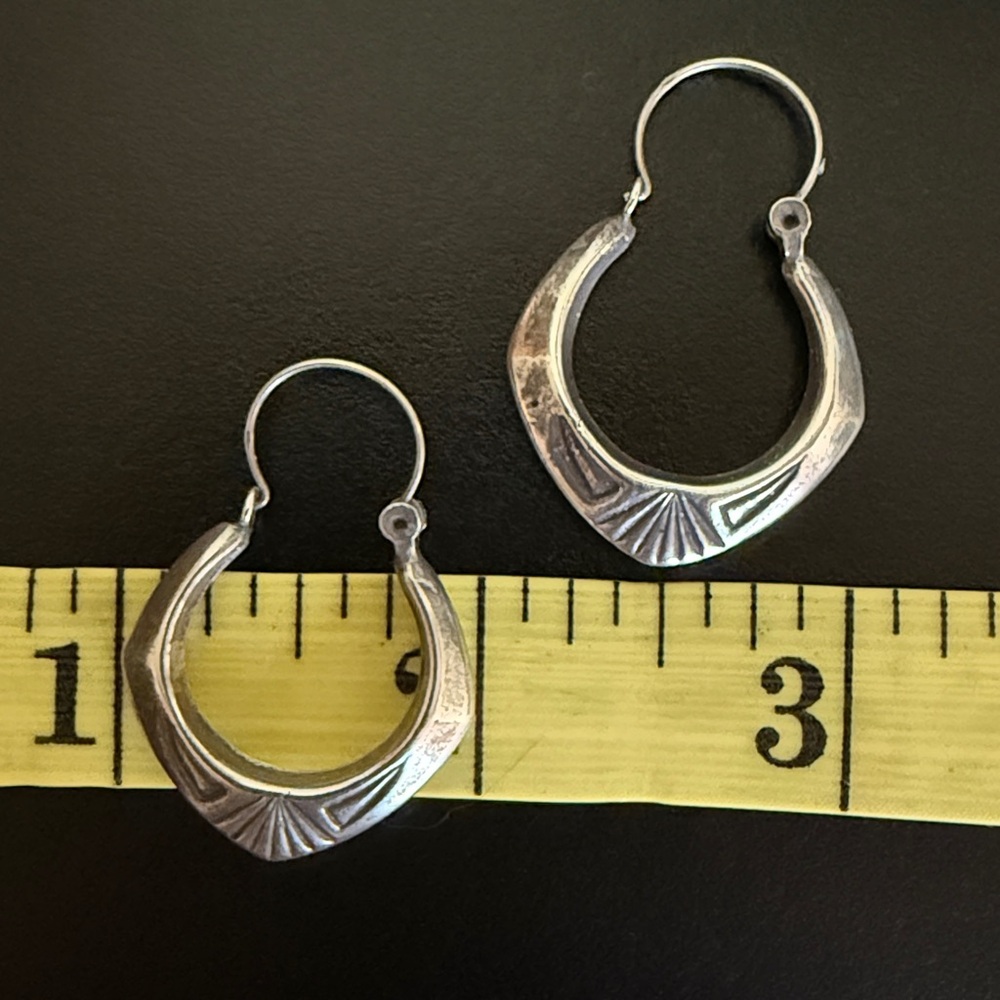 Vintage Handmade Silver Hoop Earrings with hammered detail - Picture 11 of 11